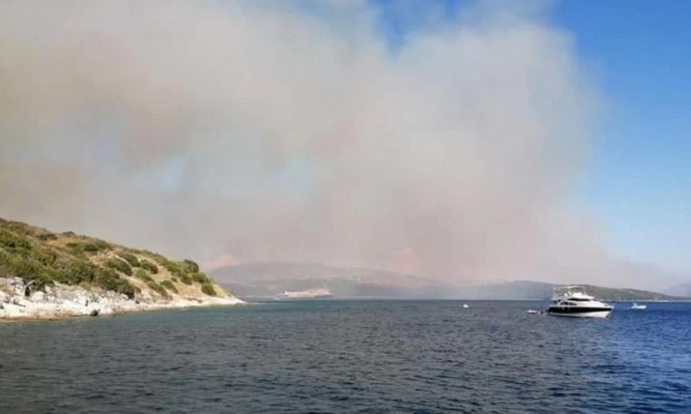 "Παραδόθηκε" στις φλόγες τουριστικό σκάφος στη μαρίνα Καλλιθέας